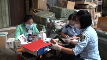 TP.HCM: Thu giữ số lượng lớn dụng cụ đo nồng độ oxy, súng phun khử khuẩn dùng điện