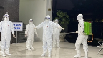 Tuyệt đối không phun khử khuẩn trực tiếp lên nhân viên y tế, người bệnh