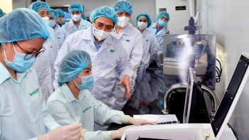 Thủ tướng: Phải có vaccine sản xuất trong nước sớm nhất có thể để bảo vệ nhân dân