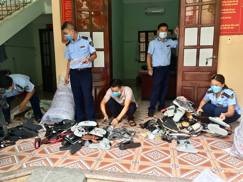 Hà Giang: Tiêu hủy gần 300 sản phẩm giầy, dép, quần áo giả mạo nhãn hiệu