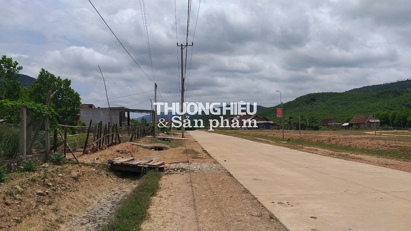 Thiếu vốn là nguyên nhân chính dẫn tới dự án di dân khẩn cấp bị chậm tiến độ kéo dài (Trong ảnh: Trục đường chính trong giai đoạn I dự án Di dân khẩn cấp vùng lũ xã Minh Hóa). Ảnh: NGÔ DOANH Thiếu vốn là nguyên nhân chính dẫn tới dự án di dân khẩn cấp bị chậm tiến độ kéo dài (Trong ảnh: Trục đường chính trong giai đoạn I dự án Di dân khẩn cấp vùng lũ xã Minh Hóa). Ảnh: NGÔ DOANH