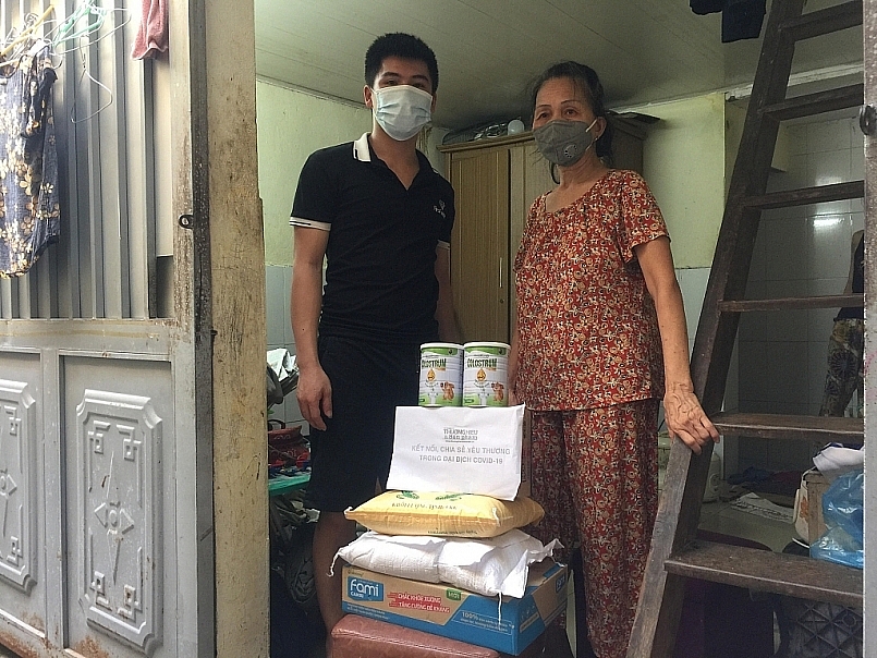 Đại diện Tạp chí Thương hiệu và Sản phẩm trao nhu yếu tới hộ gia đình