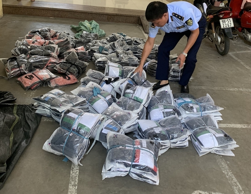 Lực lượng chức năng kiểm đếm hàng hóa vi phạm