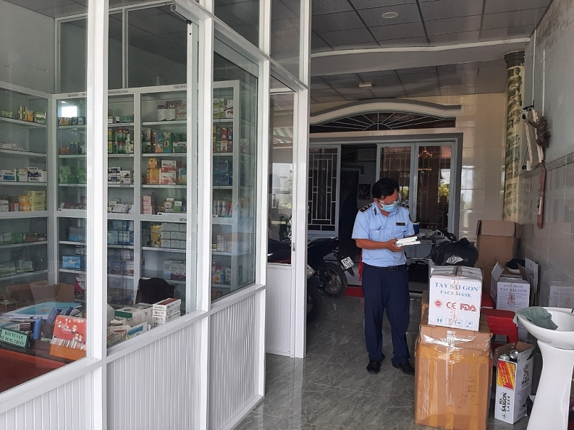 Đội QLTT số 5 kiểm tra tại Quầy thuốc tây trên địa bàn huyện Cái Bè