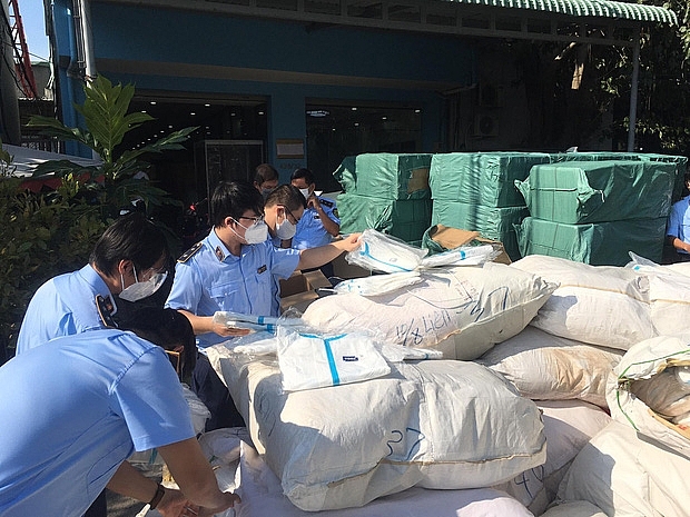 Lực lượng chức năng kiểm đếm hàng hóa nghi nhập lậu Lực lượng chức năng kiểm đếm hàng hóa nghi nhập lậu