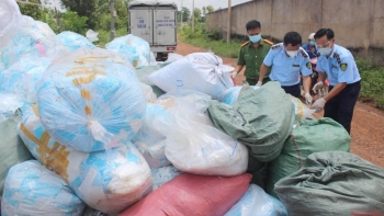 Phát hiện cơ sở tái chế hàng tấn khẩu trang chuẩn bị đưa đi tiêu thụ