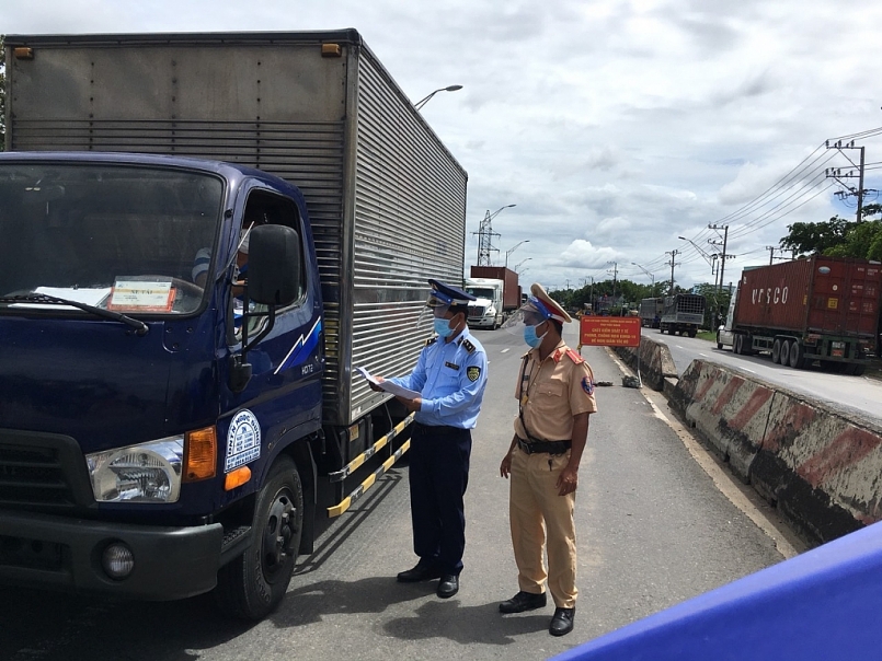 Đội QLTT số 1 khám phương tiện vận chuyển đường cát vi phạm nhãn