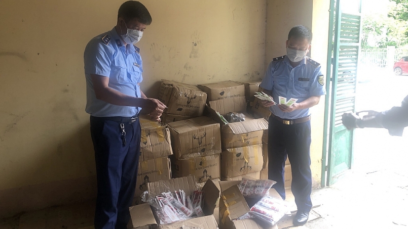 Đội QLTT 5 phối hợp với lực lượng chức năng kiểm tra lô hàng thực phẩm không rõ xuất xứ