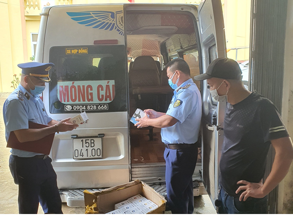 Xe ô tô vận chuyển số thuốc lá điện tử không rõ nguồn gốc