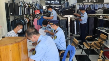 Xử phạt cá nhân kinh doanh quần áo giả mạo nhãn hiệu Adidas