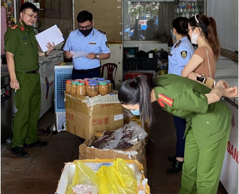 Đoàn kiểm tra tiến hành kiểm tra kho hàng hoá tại cửa hàng