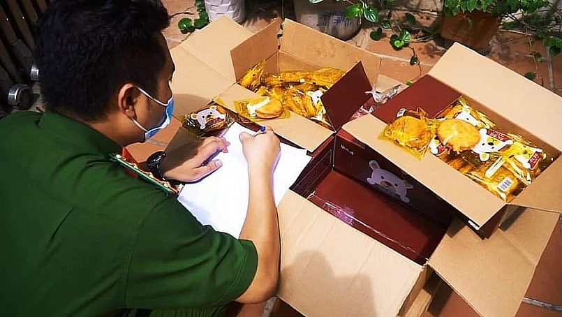 Lực lượng chức năng kiểm tra và thu giữ số lượng bánh Trung thu không rõ nguồn gốc