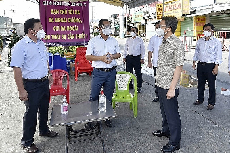 Phó Thủ tướng Vũ Đức Đam nghe lãnh đạo tỉnh Long An báo cáo về triển khai tiến độ xét nghiệm sàng lọc diện rộng ở các vùng đỏ ở huyện Đức Hòa. Phó Thủ tướng Vũ Đức Đam nghe lãnh đạo tỉnh Long An báo cáo về triển khai tiến độ xét nghiệm sàng lọc diện rộng ở các vùng đỏ ở huyện Đức Hòa.