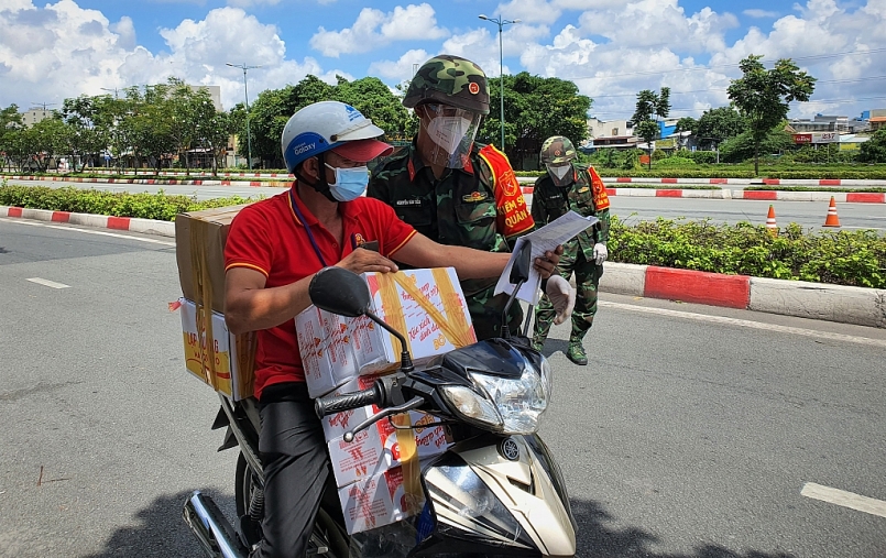 TPHCM: Shipper được phép hoạt động thêm ở các quận “vùng đỏ”