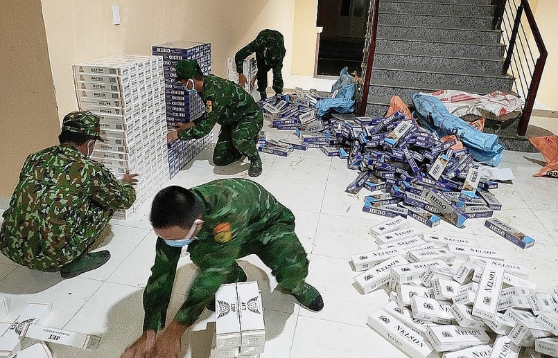 Tổ công tác kiểm đếm số thuốc lá lậu. Ảnh: Tiến Tầm