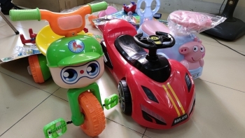 Nguy hại từ đồ chơi trẻ em nhập lậu