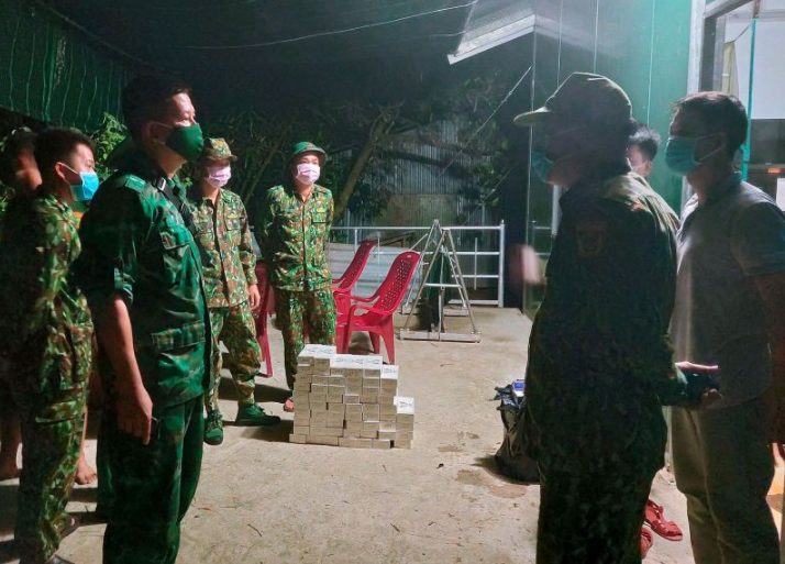 Thượng tá Phạm Thành Trung - Đồn trưởng Đồn Biên phòng Cửa khẩu Quốc tế Bình Hiệp đánh giá, nhận định tình hình vụ việc. (Ảnh: Minh Luận - Đinh Quân) Thượng tá Phạm Thành Trung - Đồn trưởng Đồn Biên phòng Cửa khẩu Quốc tế Bình Hiệp đánh giá, nhận định tình hình vụ việc. (Ảnh: Minh Luận - Đinh Quân)