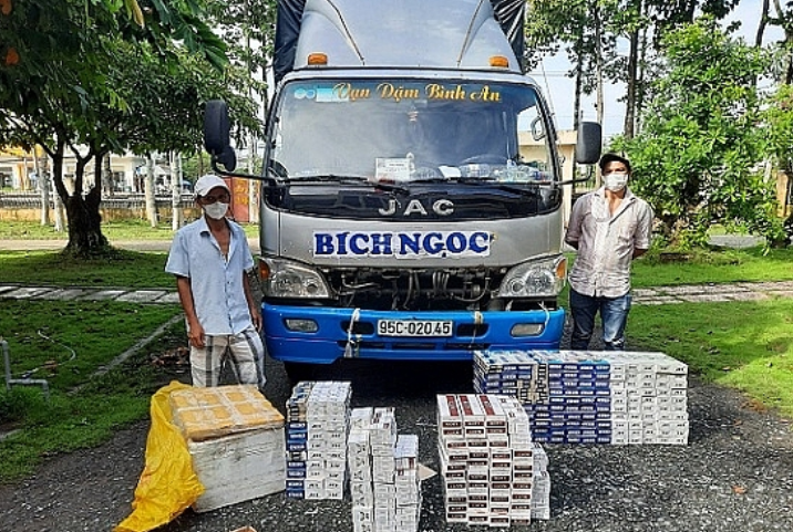 Chiếc xe tải chở thuốc lá lậu. (Ảnh: Ngọc Hùng)