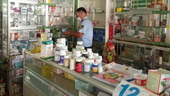 Tiền Giang: Xử lý 03 vụ không niêm yết giá trang thiết bị y tế, thực phẩm