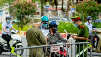 Thủ tướng yêu cầu Hà Nội kịp thời điều chỉnh bất cập trong việc cấp giấy đi đường