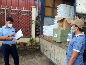 QLTT Long An tạm giữ 500 thiết bị y tế có dấu hiệu vi phạm