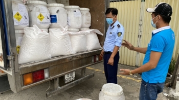 Phát hiện hơn 8 tấn hóa chất nhập khẩu vi phạm nhãn trên xe “luồng xanh”