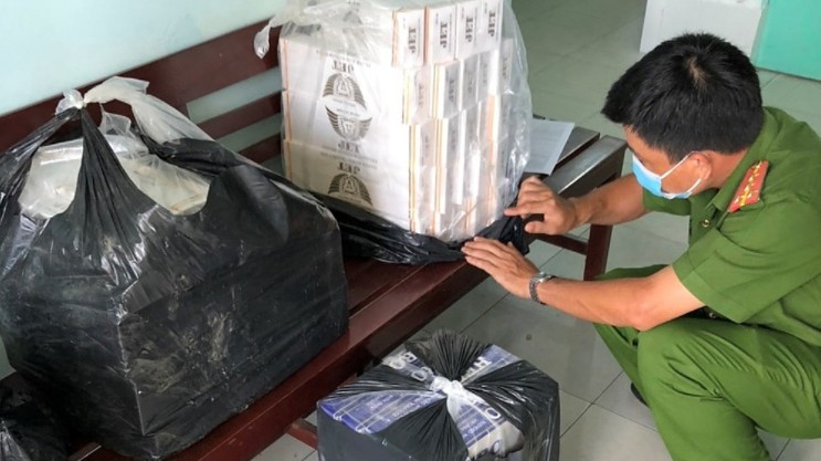 Bắt giữ xuồng máy vận chuyển gần 800 bao thuốc lá ngoại nhập lậu