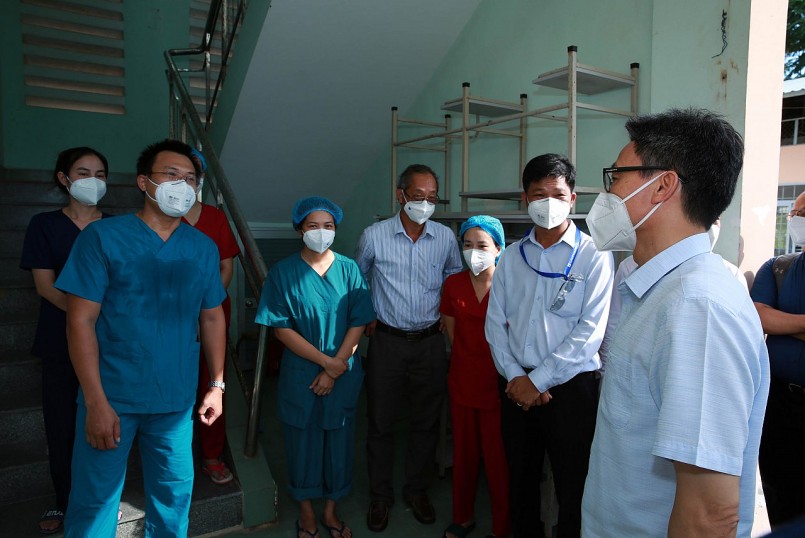 Phó Thủ tướng Vũ Đức Đam thăm Cơ sở thu dung, điều trị F0 tại Khu ký túc xá trường Cao đẳng Cộng đồng Đồng Tháp, phường Hòa Thuận, thành phố Cao Lãnh. Ảnh: VGP/Đình Nam