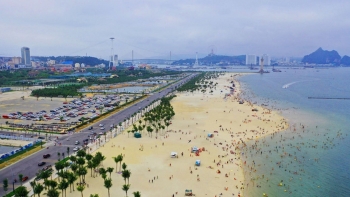 Hạ Long mở lại bãi tắm công cộng, các dịch vụ