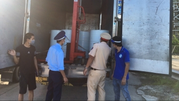 Bản tin hàng giả hàng nhái: Phát hiện 4,3 tấn nguyên liệu thuốc thú y không rõ nguồn gốc