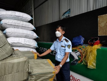 Bản tin hàng giả hàng nhái: Phát hiện 2.000 đôi găng tay xuất xứ Trung Quốc vi phạm