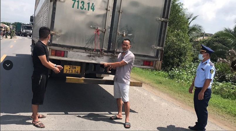 Hai đối tượng cùng phương tiện vận chuyển thuốc lá bị Đội QLTT số 1 bắt giữ ngày 29/9/2021