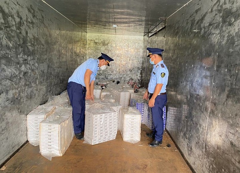 Lực lượng QLTT tỉnh Long An kiểm tra số thuốc lá vi phạm