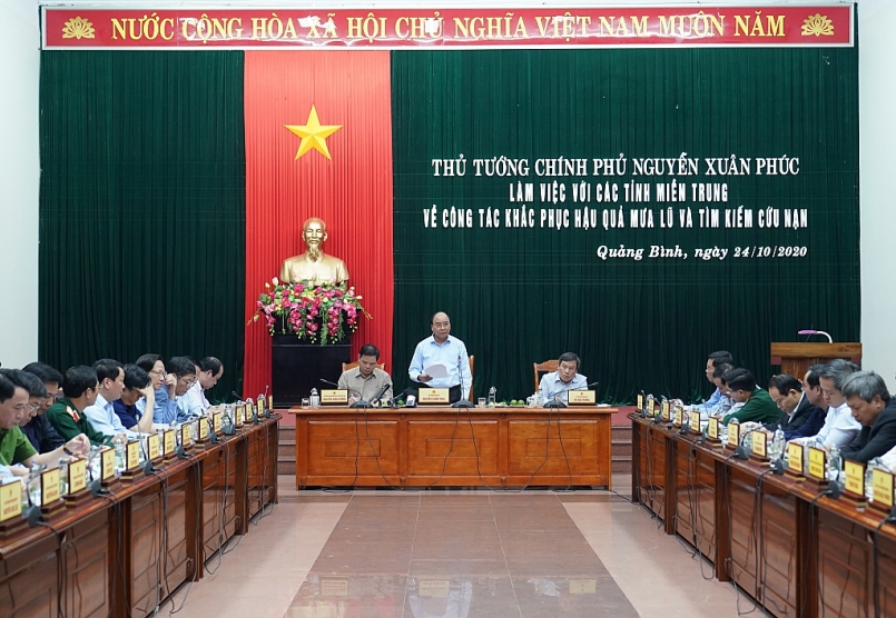 Thủ tướng làm việc với các tỉnh miền Trung về công tác khắc phục hậu quả mưa lũ, tìm kiếm cứu nạn. Ảnh VGP/Quang Hiếu