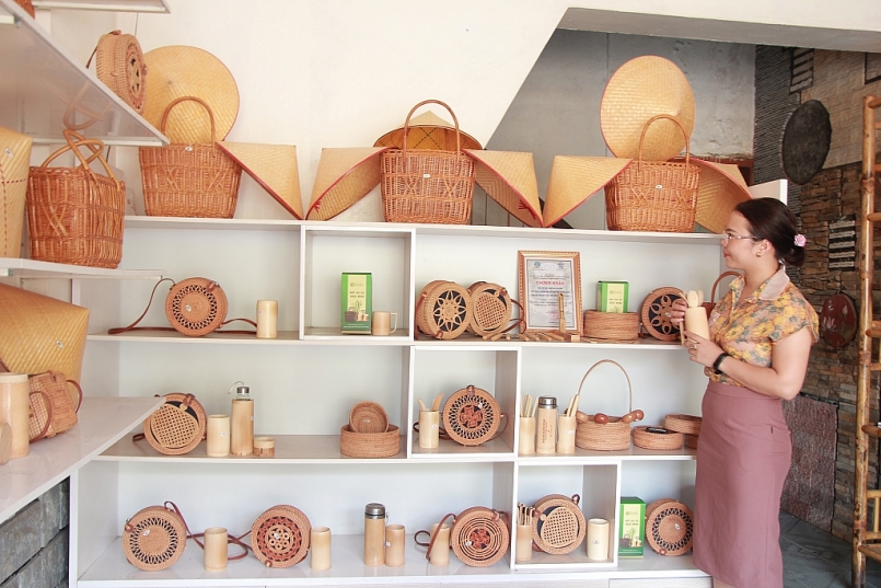 Chị Trịnh Thị Thảo, Giám đốc Hợp tác xã mây tre đan Nhật Minh, xã Khuôn Hà, huyện Lâm Bình và sản phẩm thủ công được làm từ mây, tre