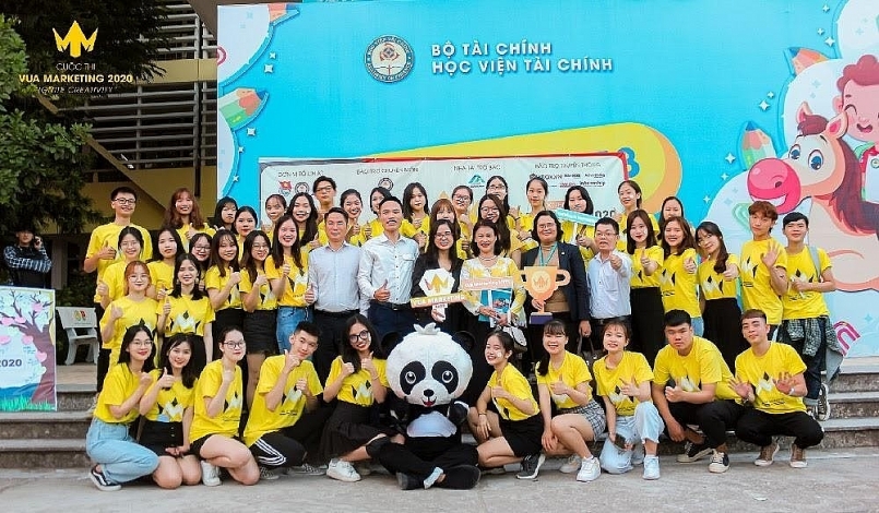 PGS.TS NGƯT Trương Thị Thuỷ - Phó Giám đốc Học viện (Cầm cúp) cùng LĐ khoa QTKD, LĐ bộ môn Marketing và thầy cô giáo chụp ảnh check in cùng FMC 