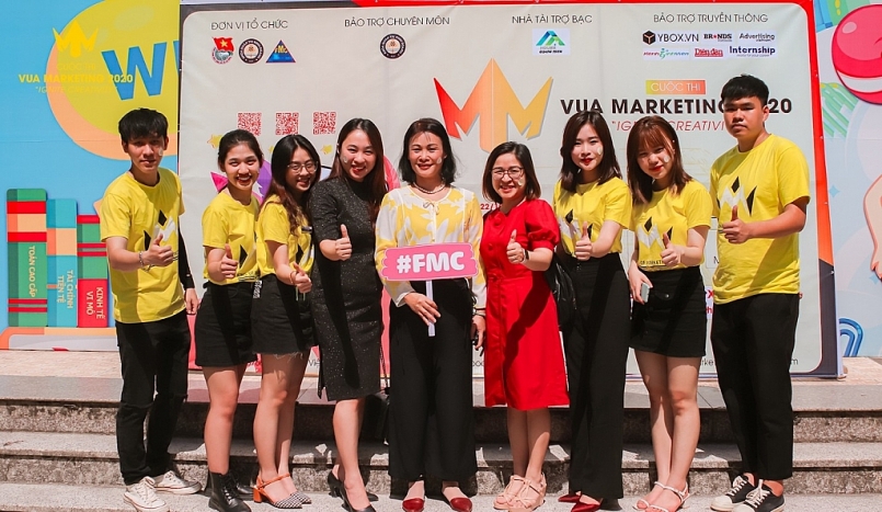 Đại diện công ty cổ phần MISA Chị Nguyễn Thị Thanh Bình - Trưởng ban phát triển Kinh doanh; Chị Bùi Ngọc Hà - Trưởng phòng Quản trị Nhân lực trực tiếp tham gia lễ phát động cuộc thi vua Marketing 2020