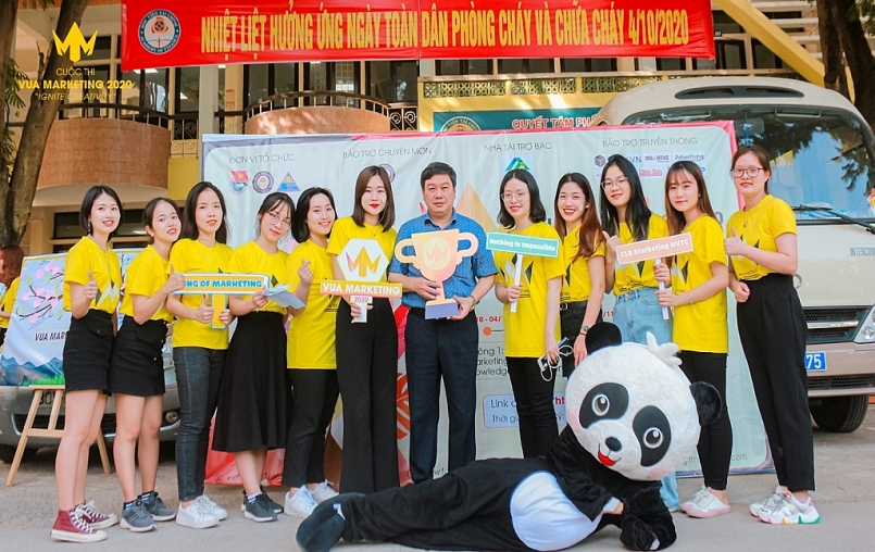 PGS,TS,NGUT Nguyễn Văn Dần trưởng khoa Kinh tế động viên và chụp ảnh lưu niệm cùng ban tổ chức