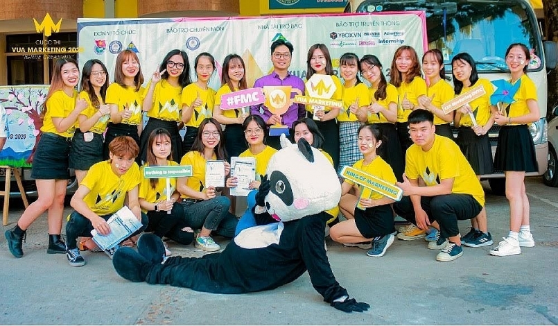 Th.S Tạ Đình Hòa phó bí thư Đoàn TN Học viện đại diện cho BCH Đoàn thanh niên HVTC đến động viên ban tổ chức cuộc thi