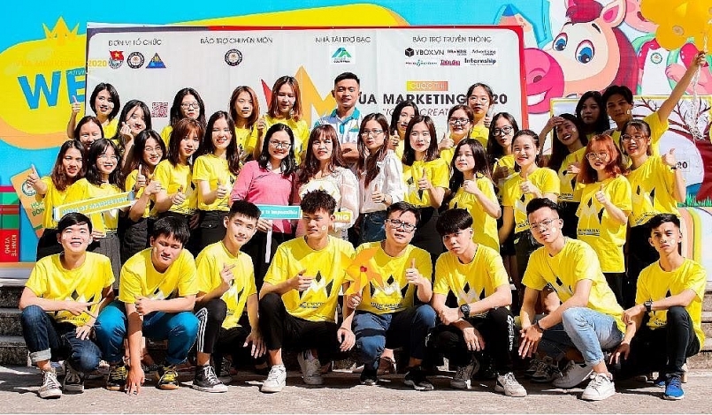 TS Nguyễn Thị Nhung - Bí thư LCĐ Khoa QTKD; TS Đào Thị Hương - Phó Bí thư LCĐ Khoa QTKD.