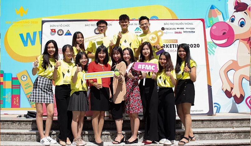 Cô Nguyễn Thị Hằng Nga - Cán bộ nhân viên Khoa QTKD; Ths Lê Việt Nga - Giảng viên Bộ môn Marketing khoa QTKD;  Ths Đinh Thị Len - Giảng viên bộ môn Marketing.