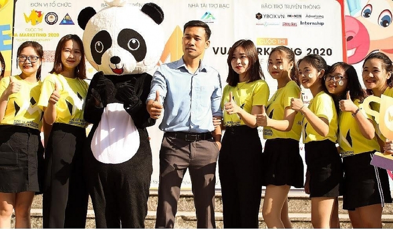 Ths Nguyễn Quang Sáng – Nguyên bí thư Liên chi đoàn khoa QTKD đến động viên phong trào 