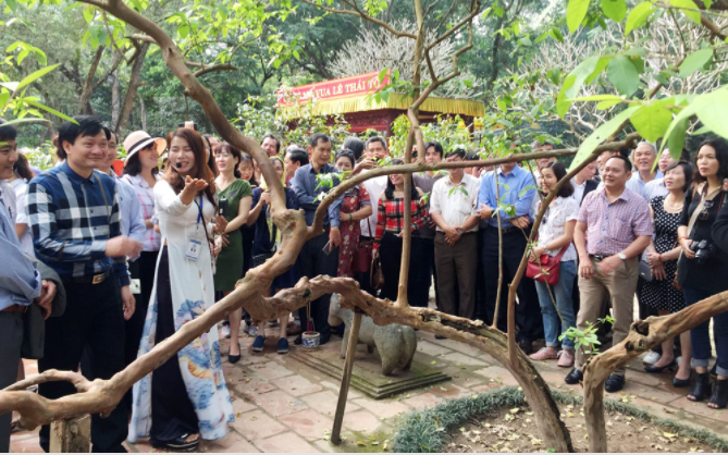 Kỳ lạ cây ổi “biết cười” ở Thanh Hóa