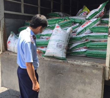 Bản tin hàng giả hàng nhái: Phát hiện 02 xe tải vận chuyển phân bón vi phạm nhãn