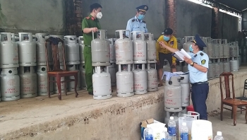 Bản tin hàng giả hàng nhái: Thu giữ 100 LPG chai loại 12kg hết hạn kiểm định