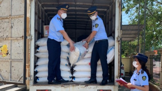 Bản tin hàng giả hàng nhái: Bắt giữ xe ô tô vận chuyển 1.500kg đường trắng nhập lậu