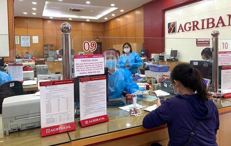 Khoác trên mình những bộ đồ bảo hộ cũng không làm nao núng tinh thần sẵn sàng phục vụ khách hàng của cán bộ Agribank nơi vùng dịch Khoác trên mình những bộ đồ bảo hộ cũng không làm nao núng tinh thần sẵn sàng phục vụ khách hàng của cán bộ Agribank nơi vùng dịch