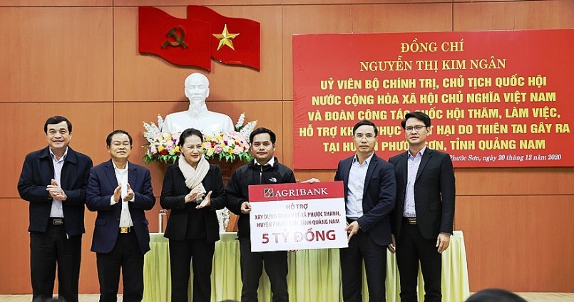 Agribank thể hiện bản lĩnh và trách nhiệm chung tay cùng Chính phủ và cộng đồng ngăn chặn, đẩy lùi dịch, khắc phục tổn thất sau bão lũ, sớm đưa nhịp sống trở lại bình thường và thực hiện các mục tiêu kinh tế - xã hội của đất nước