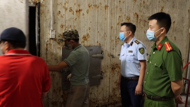 Bản tin hàng giả, hàng nhái: Tiêu hủy gần 7 tấn nầm lợn không rõ nguồn gốc tại Hà Nội