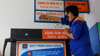 Giá xăng dầu tăng hay giảm vào ngày mai?